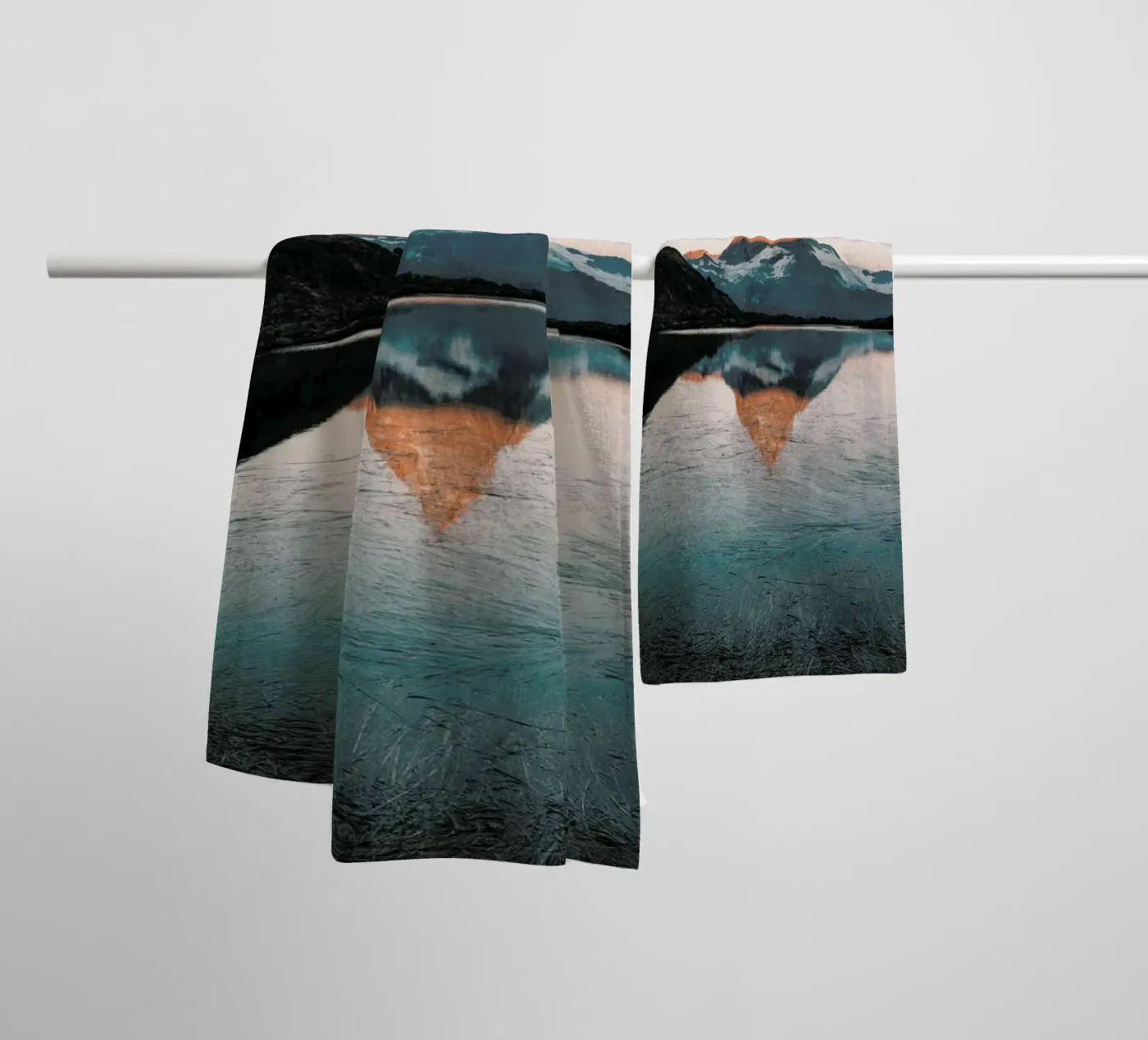 Sunrise Reflection badhanddoek van METROPOLIS