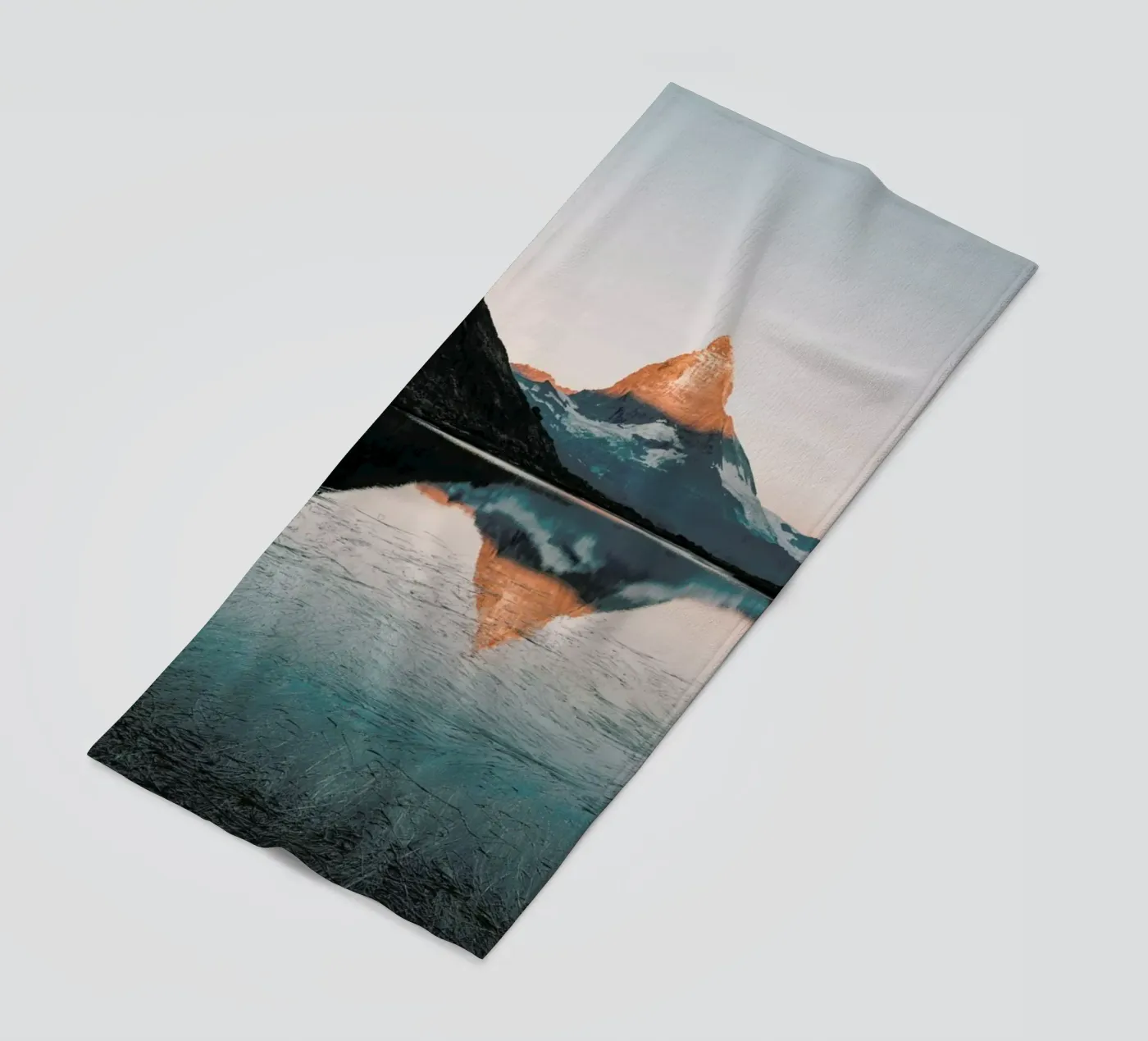 Sunrise Reflection strandhanddoek van METROPOLIS