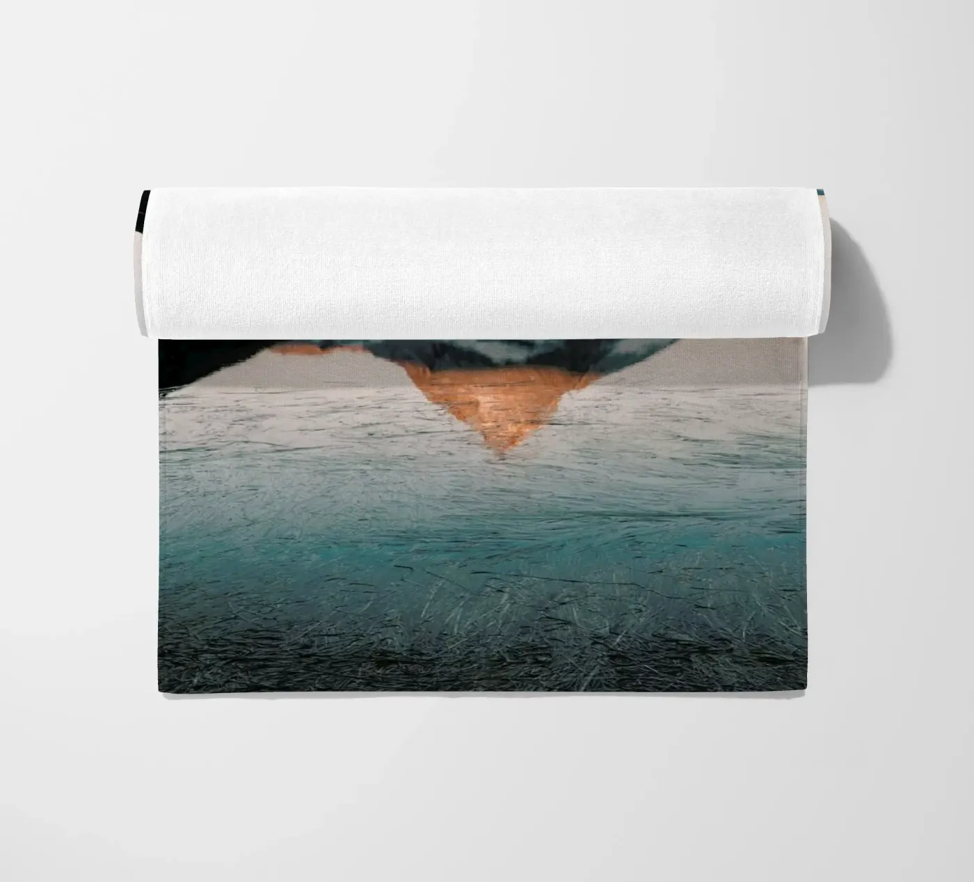 Sunrise Reflection strandhanddoek van METROPOLIS