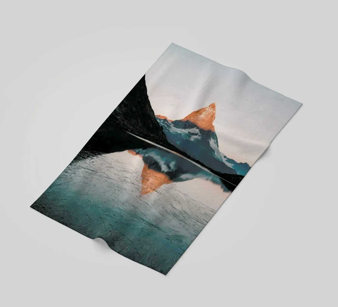 Sunrise Reflection strandhanddoek van METROPOLIS