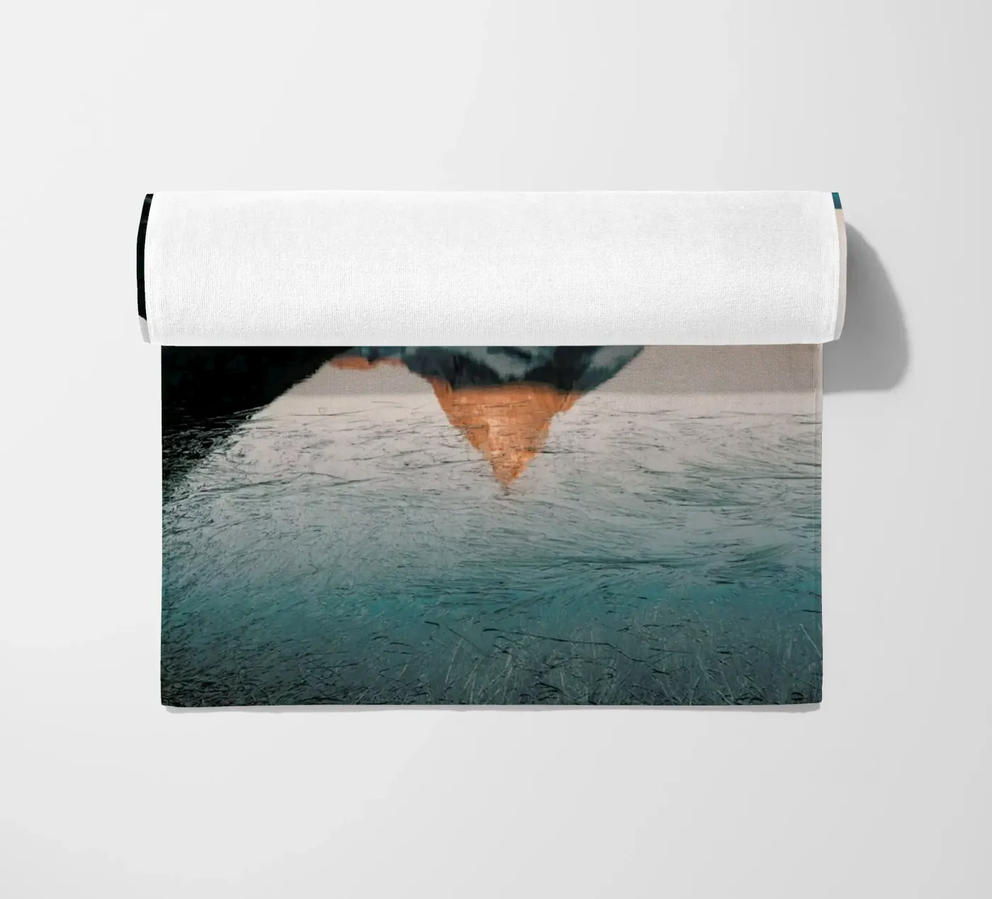 Sunrise Reflection strandhanddoek van METROPOLIS