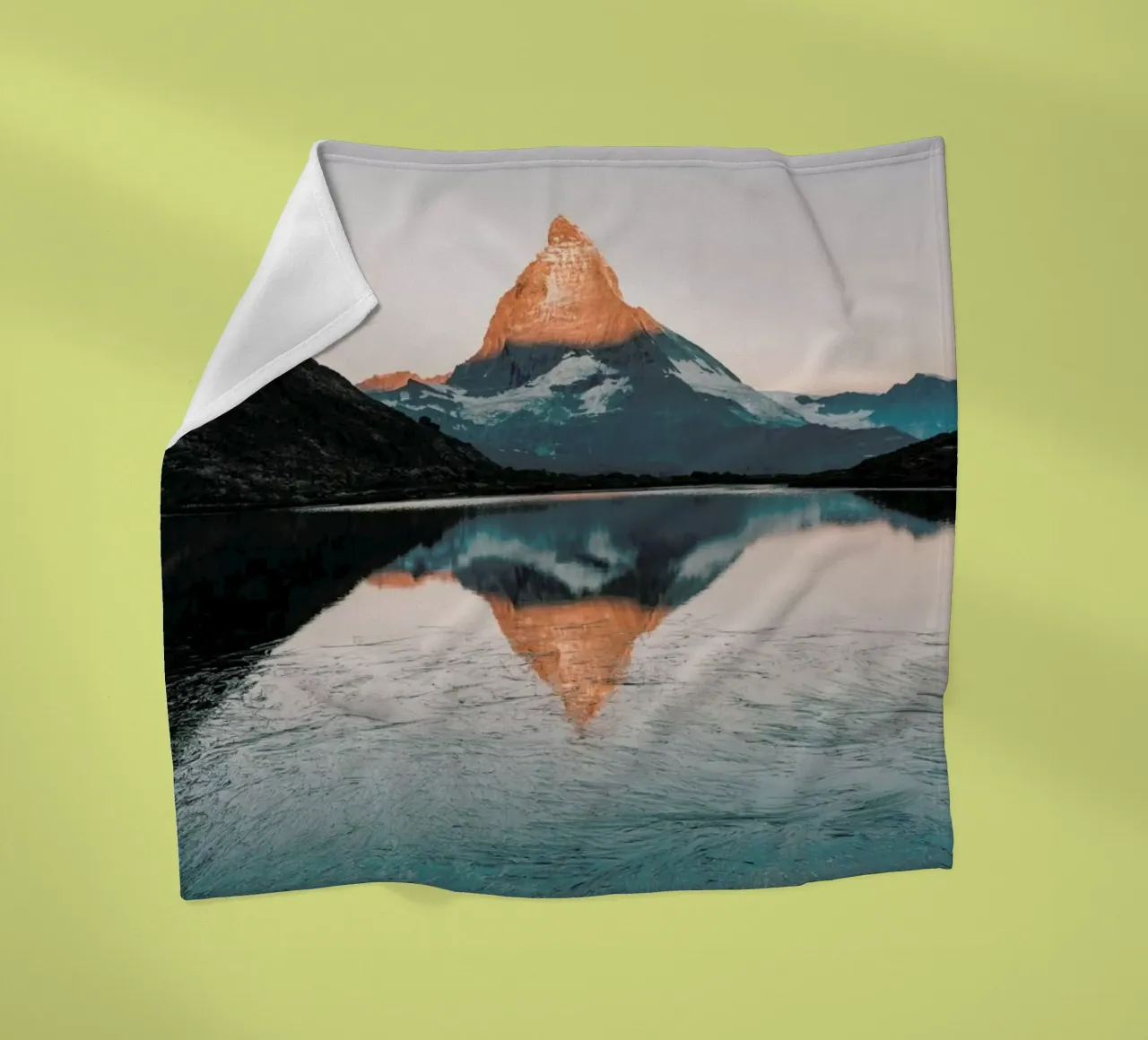 Sunrise Reflection Fleecedecke von METROPOLIS