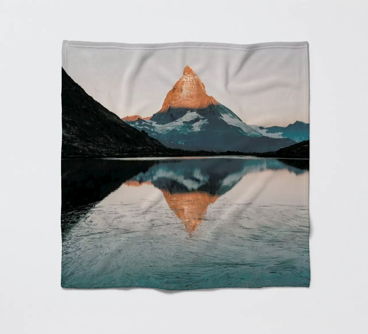 Sunrise Reflection Fleecedecke von METROPOLIS