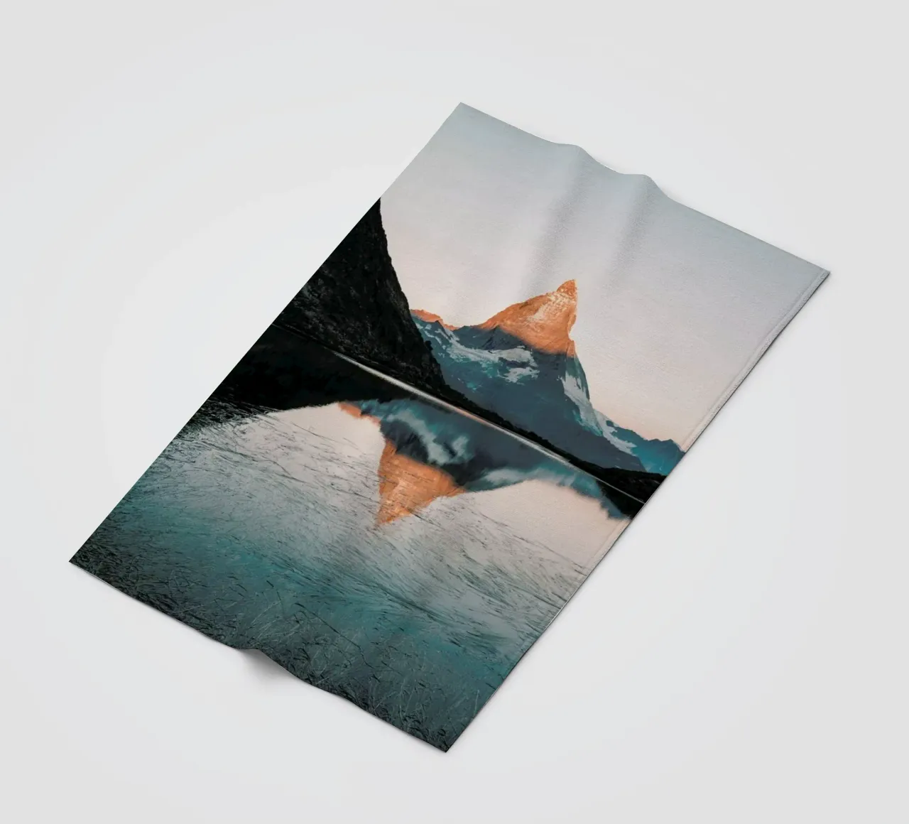 Sunrise Reflection Fleecedecke von METROPOLIS