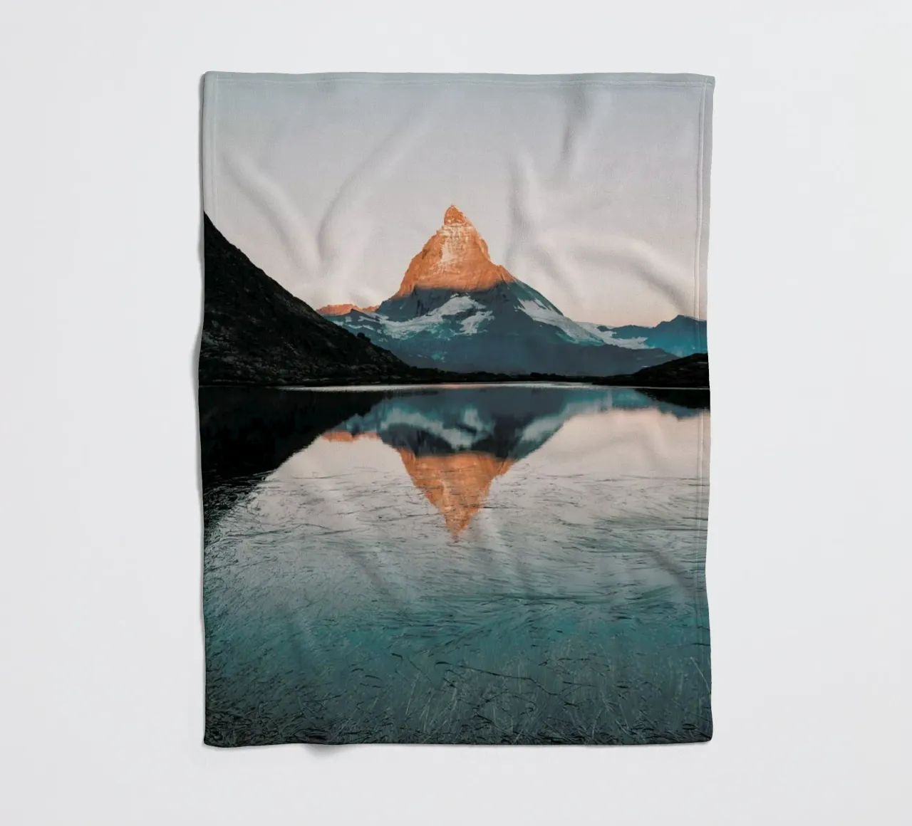 Sunrise Reflection Fleecedecke von METROPOLIS