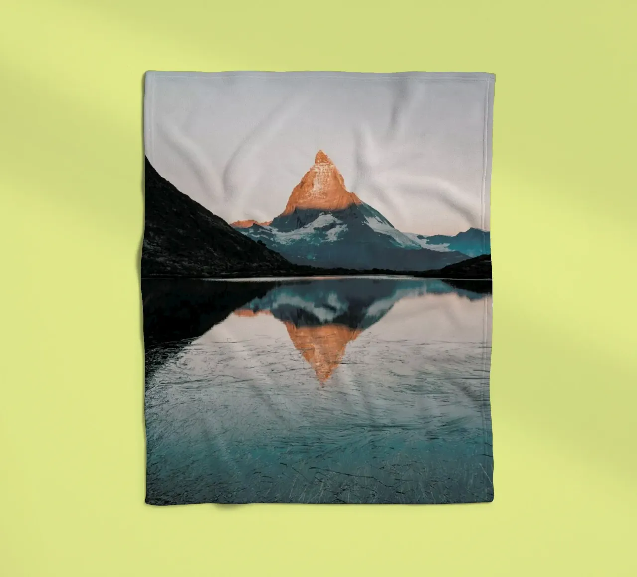 Sunrise Reflection Fleecedecke von METROPOLIS