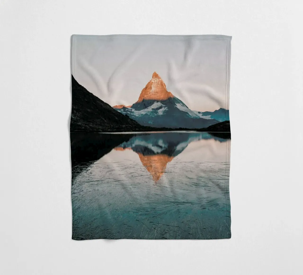 Sunrise Reflection Fleecedecke von METROPOLIS