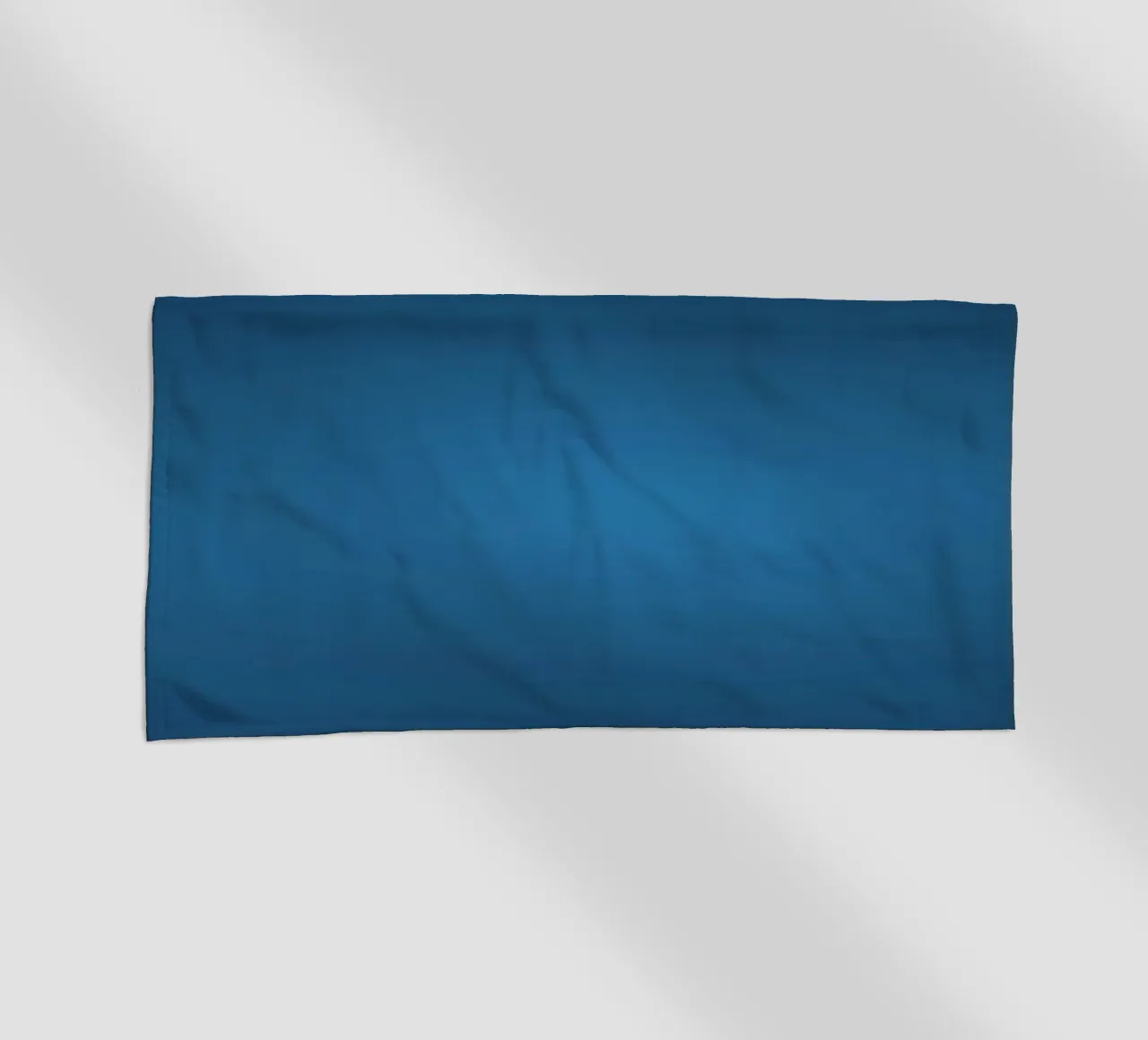 Abstract blauw achtergrondontwerp strandhanddoek van DesignDoodle