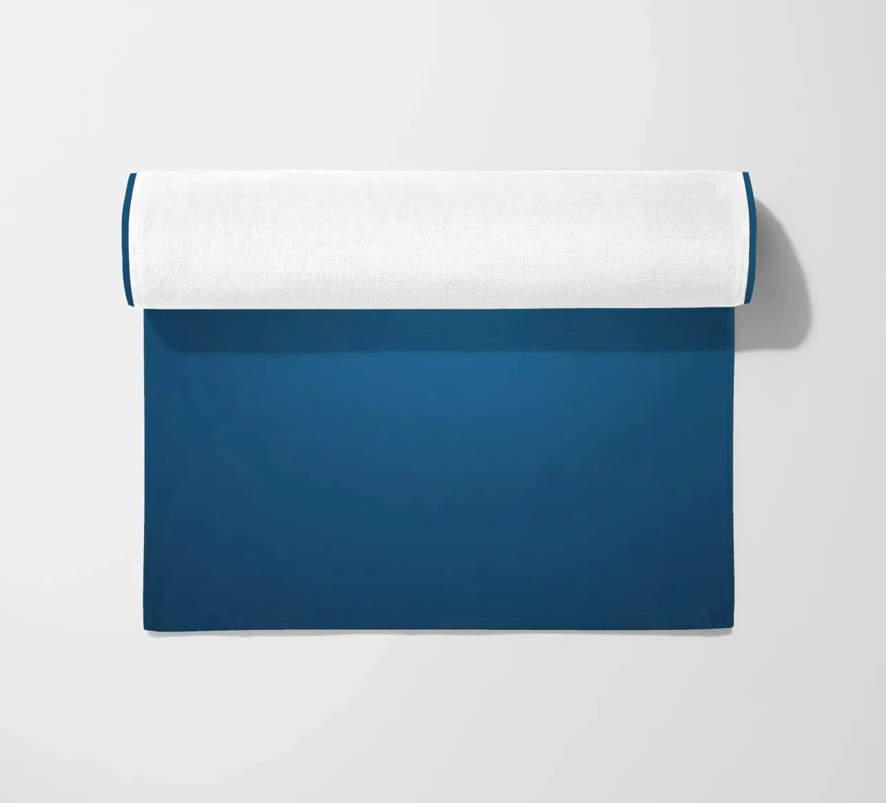 Abstract blauw achtergrondontwerp strandhanddoek van DesignDoodle