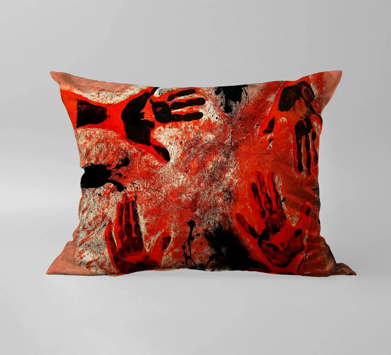 Mani in rosso 1979 cuscino da Ettyhmoz