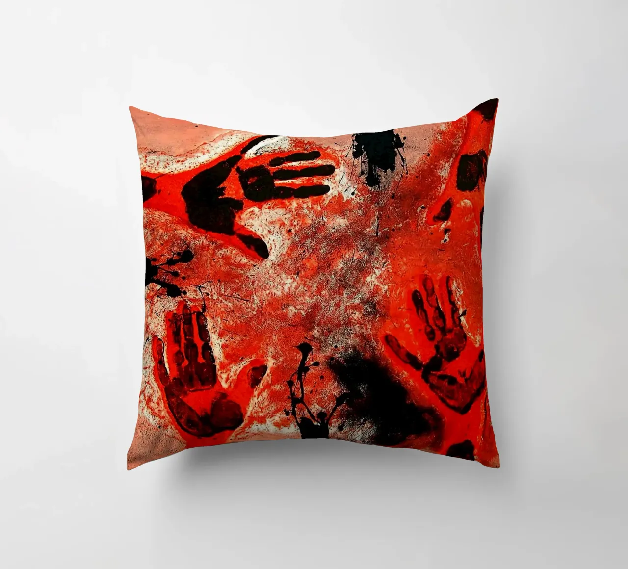 Mani in rosso 1979 cuscino da Ettyhmoz
