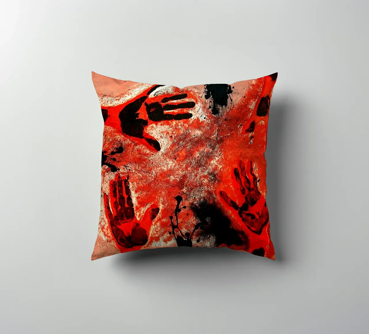 Mani in rosso 1979 cuscino da Ettyhmoz