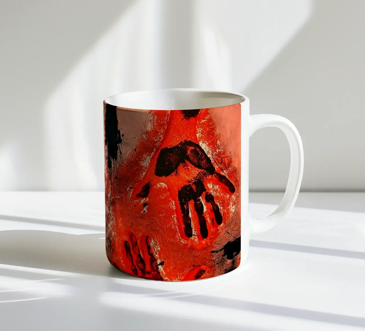 Mani in rosso 1979 tazza in ceramica da Ettyhmoz