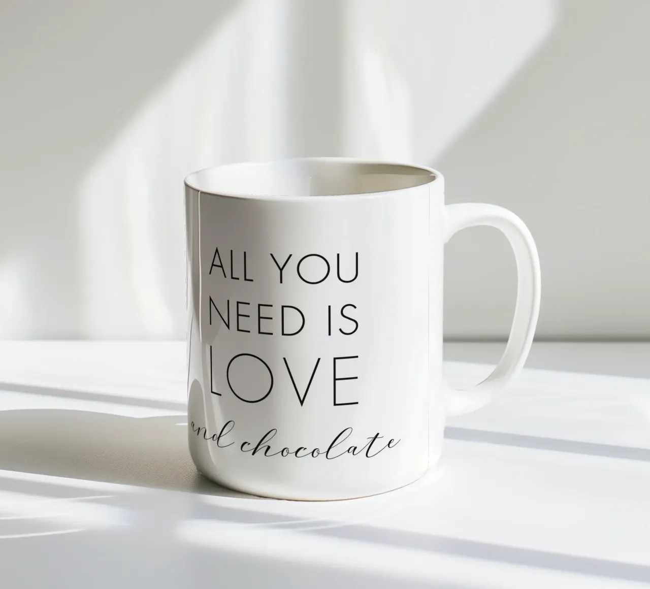 Tutto ciò che serve è amore e cioccolato tazza in ceramica da NouveauPrints