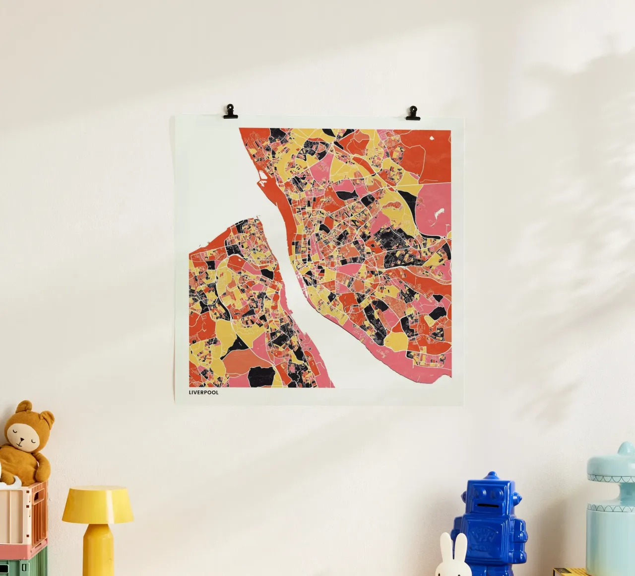 Liverpool II poster con telaio in legno da The Cartography Collection