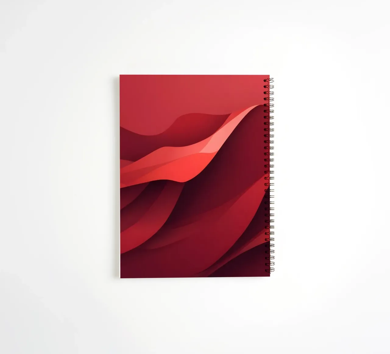 Des vagues rouges abstraites créent un papier peint dynamique et attrayant. carnet à spirale de DesignDoodle