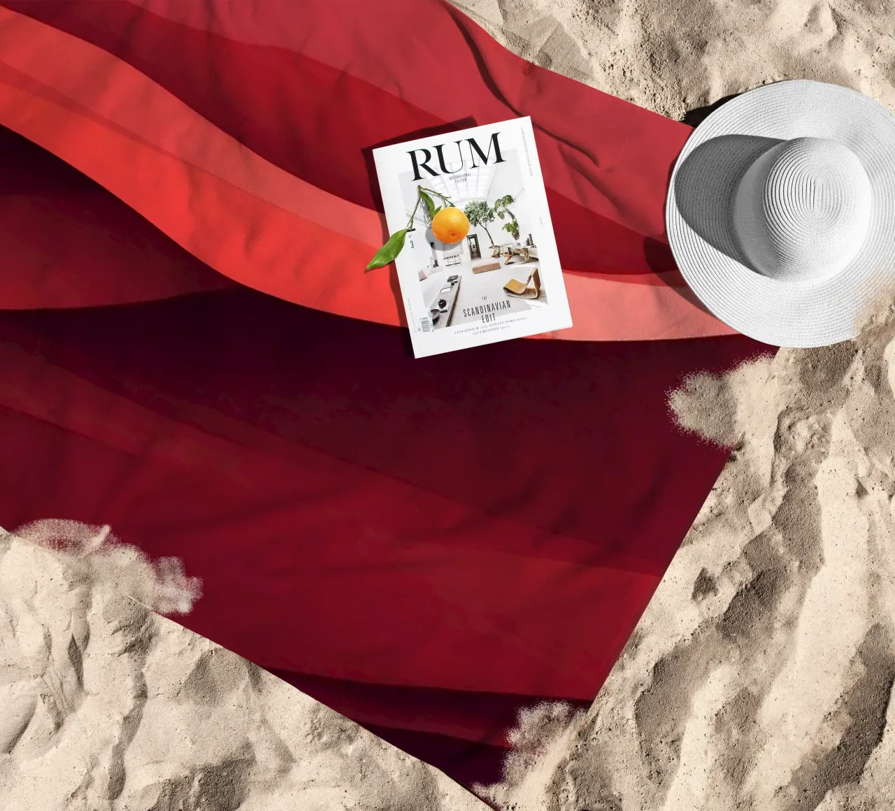 Abstrakte rote Wellen schaffen eine dynamische und einnehmende Tapete Strandtuch von DesignDoodle