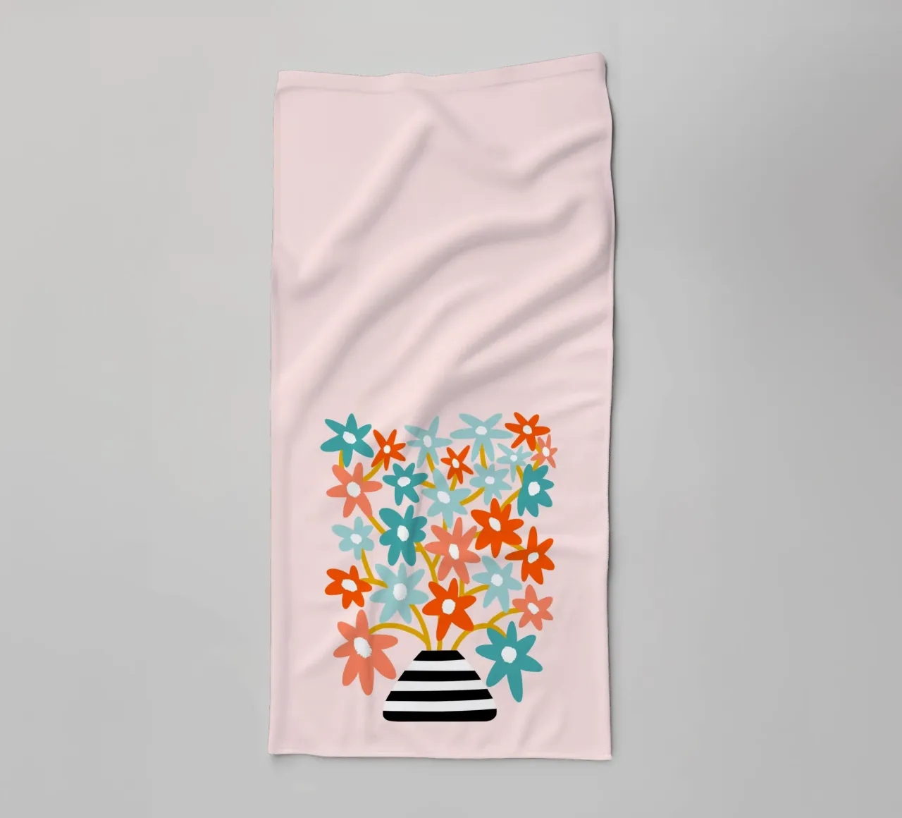 Fiori felici in un vaso a righe - Accenti color pesca e acqua asciugamano da bagno da Dominique Vari