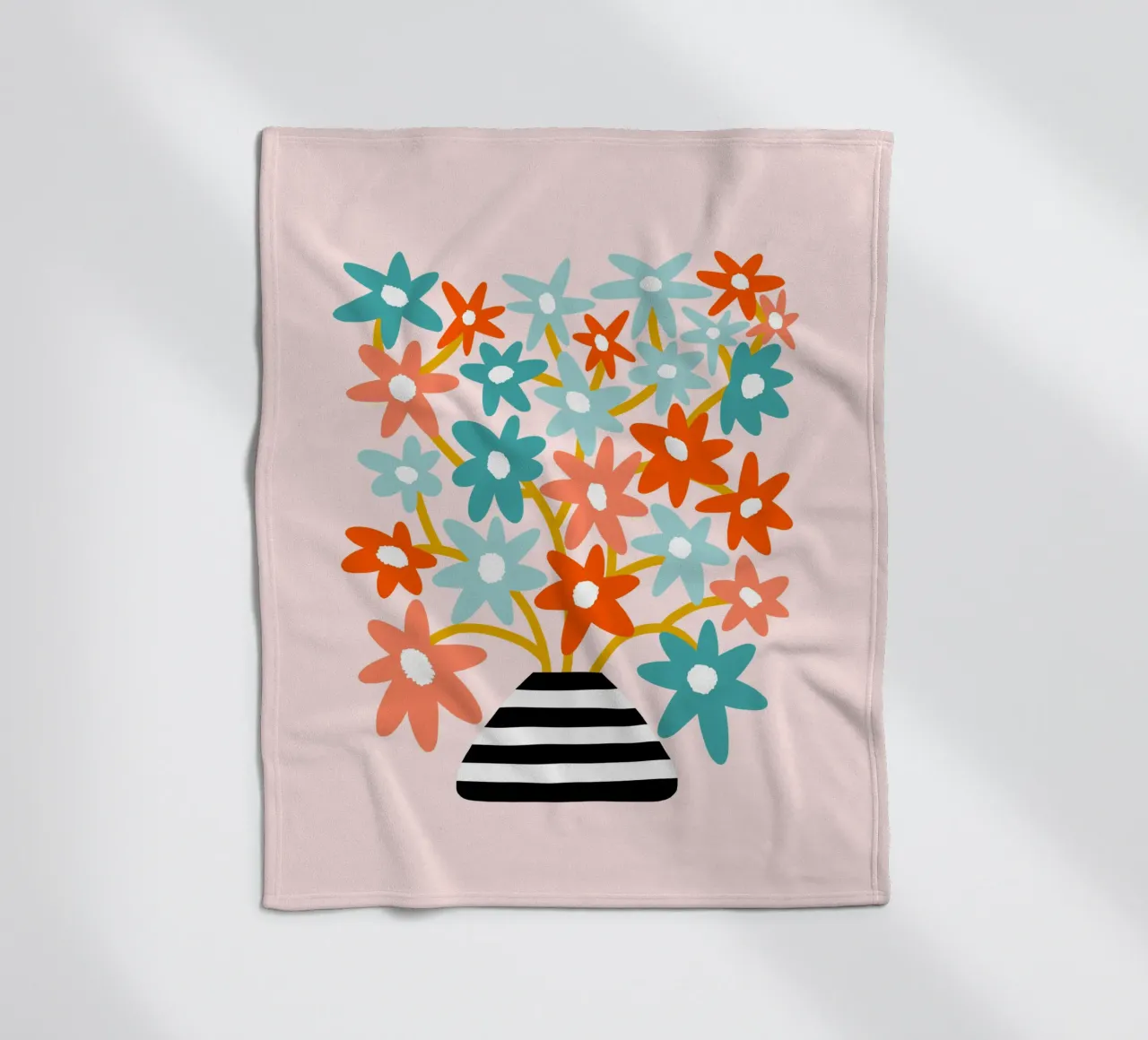 Fiori felici in un vaso a righe - Accenti color pesca e acqua coperta in pile da Dominique Vari