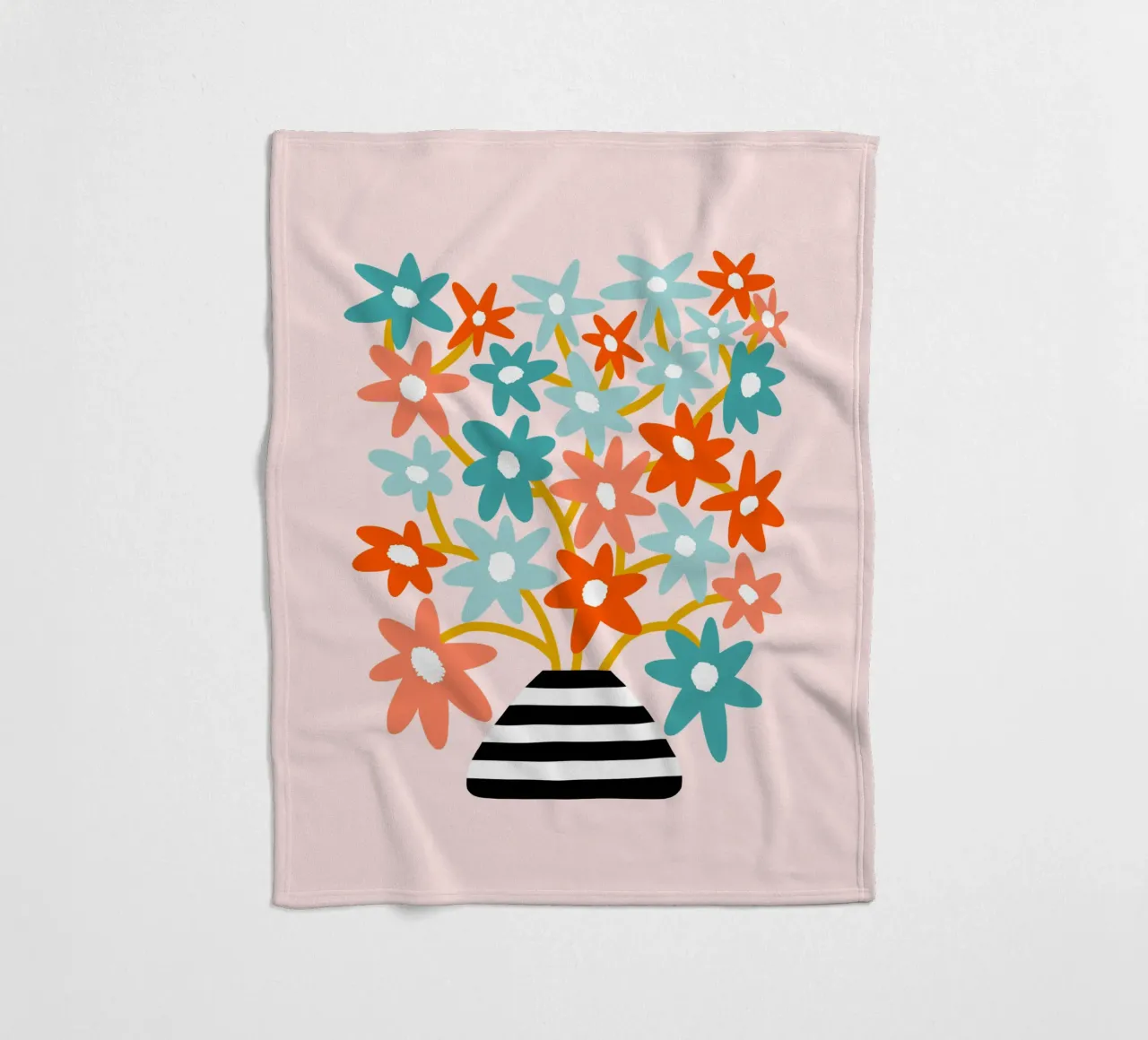 Fiori felici in un vaso a righe - Accenti color pesca e acqua coperta in pile da Dominique Vari