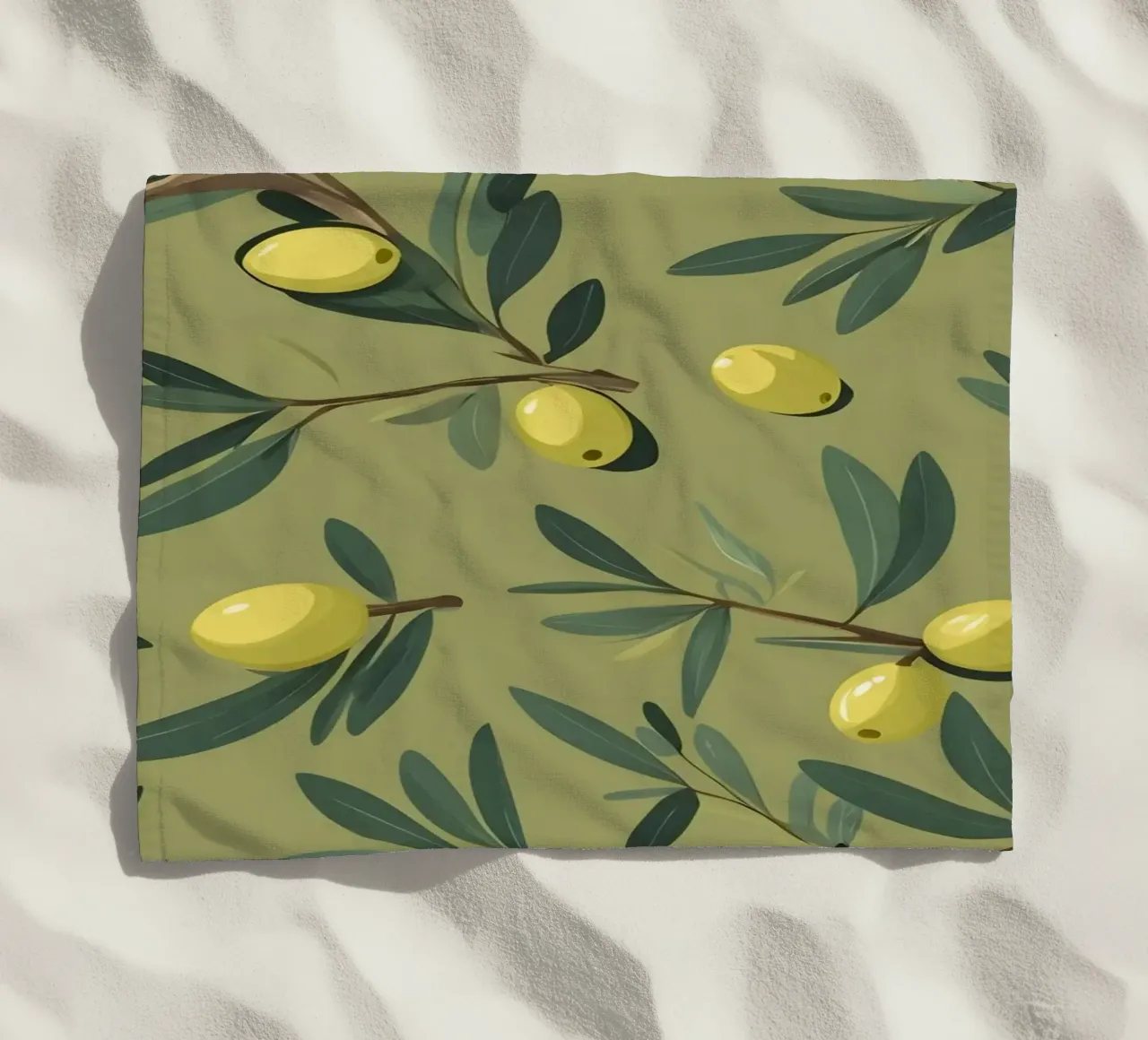 Papier peint élégant à motifs de branches d'olivier avec du jaune vibrant serviette de plage de DesignDoodle
