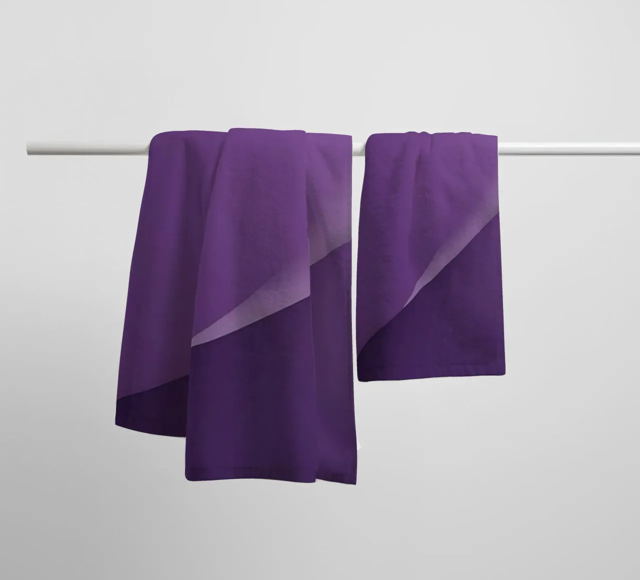 paars abstract behangontwerp dat woonkamer verbetert badhanddoek van DesignDoodle