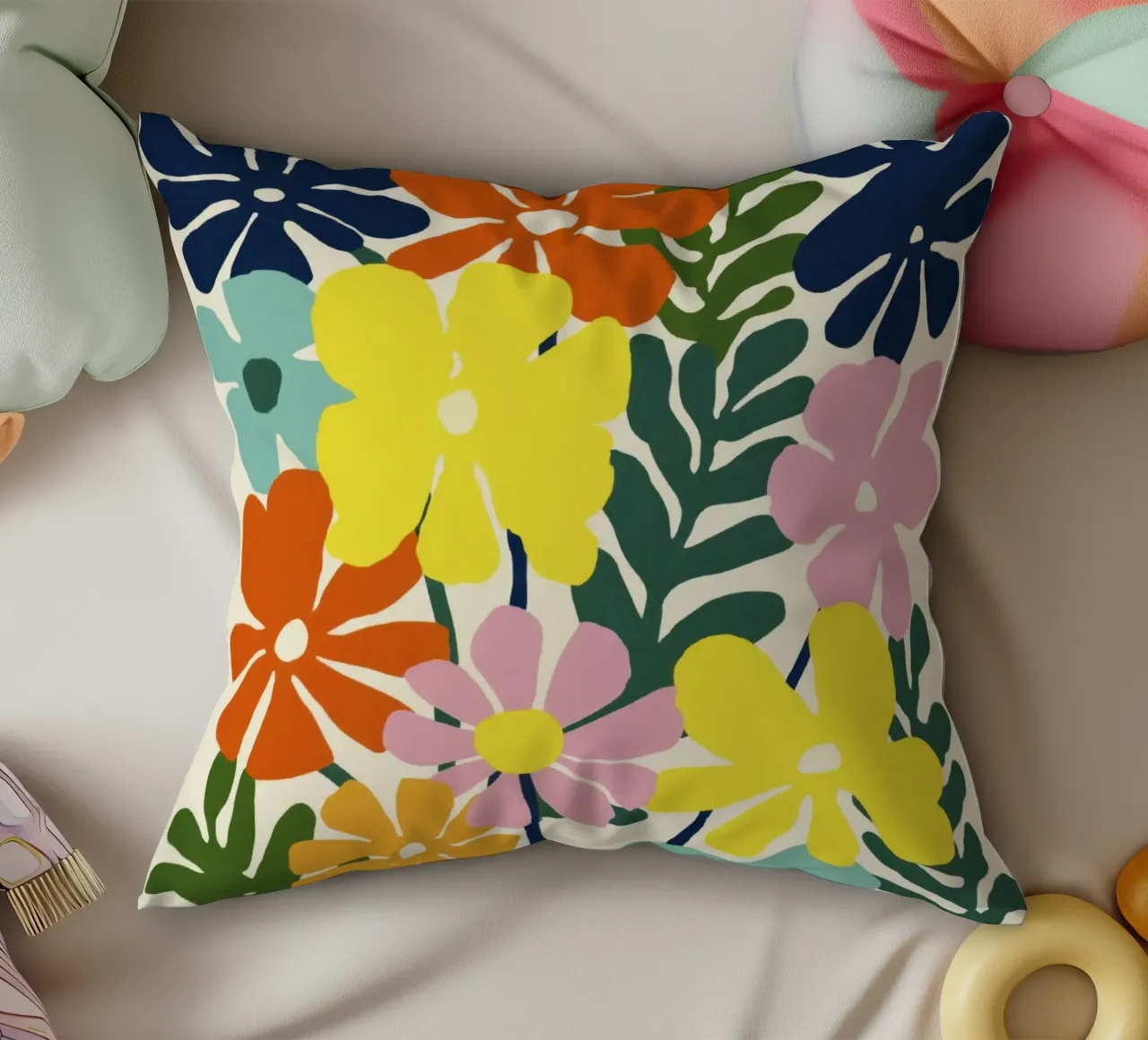 Forme botaniche astratte in un mix di colori retrò cuscino da Modern Muse