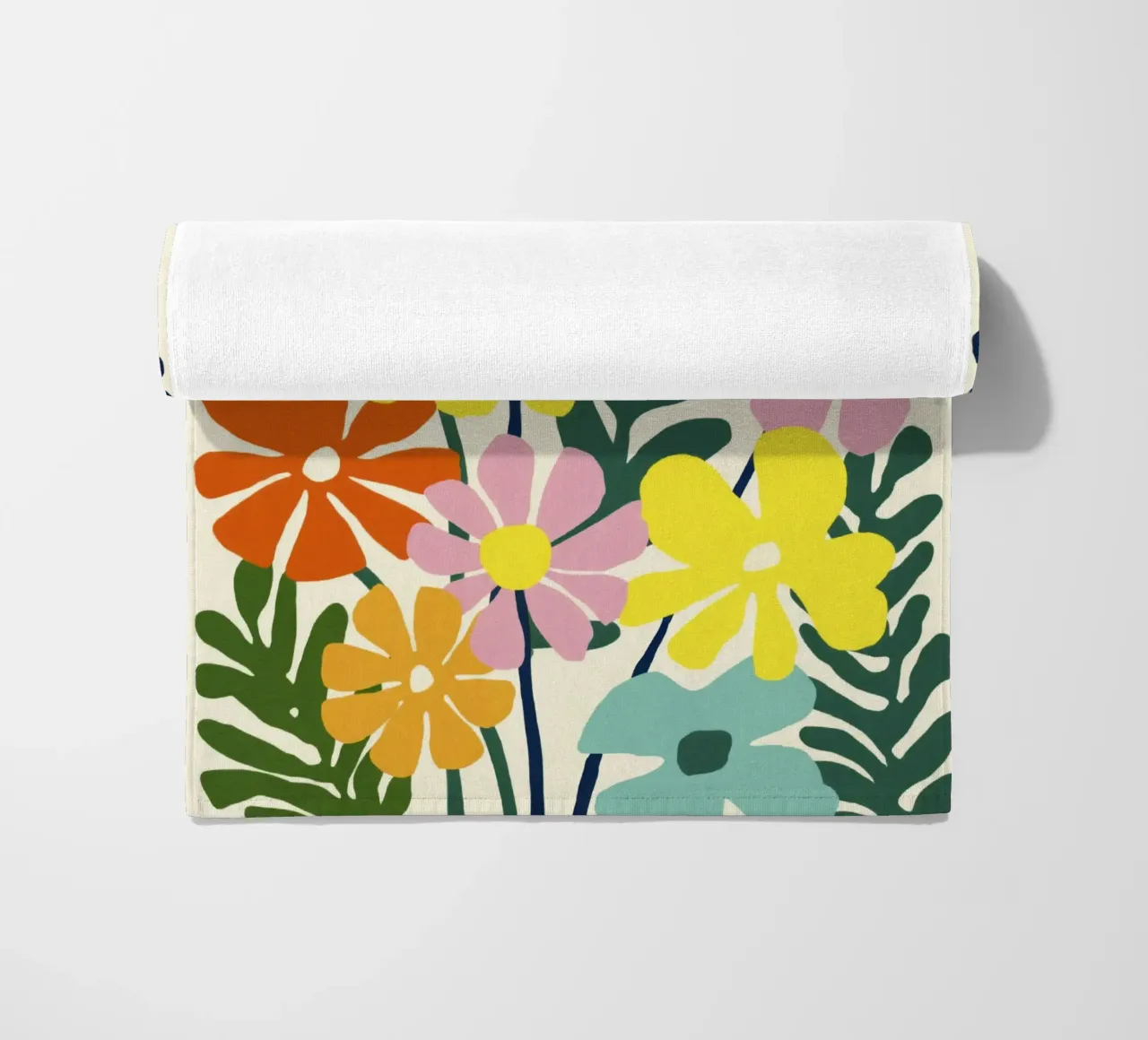 Forme botaniche astratte in un mix di colori retrò telo mare da Modern Muse
