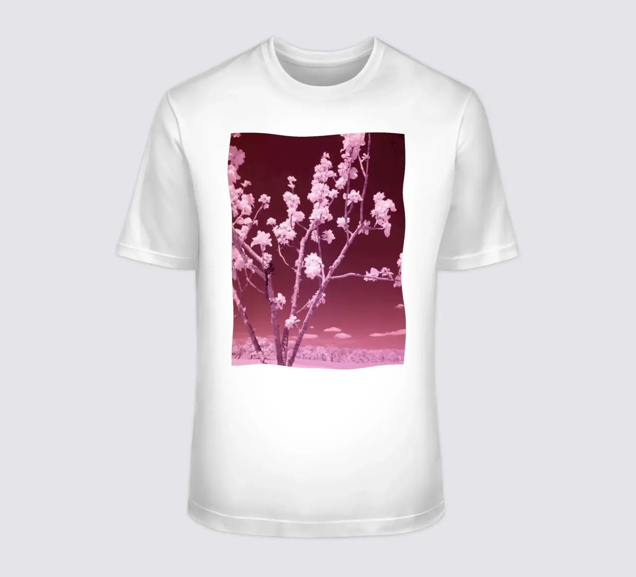 I fiori di frutta e il cielo rosso sangue t-shirt da Alexandra Joseph Fotomomente