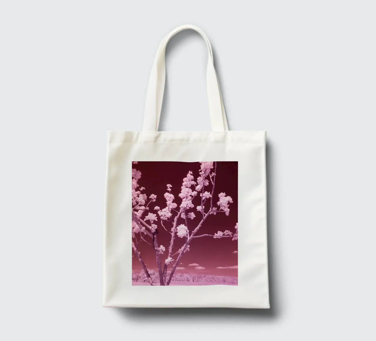 I fiori di frutta e il cielo rosso sangue borsa in juta da Alexandra Joseph Fotomomente