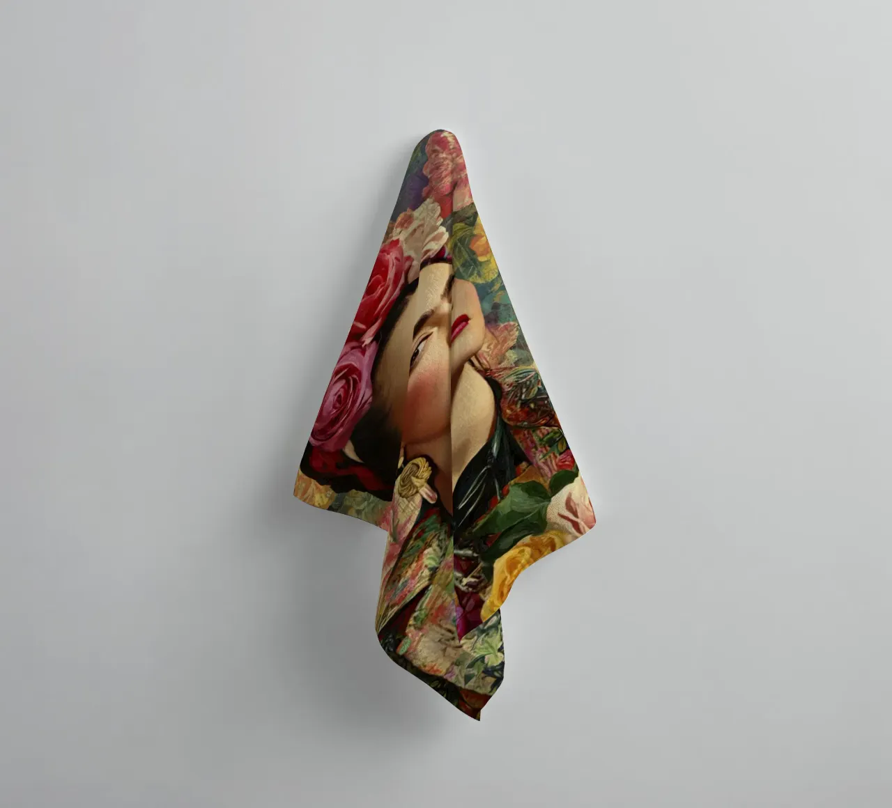 Audace musa bohémien con corona di rose circondata da fiori lussureggianti asciugamano da bagno da Modern Muse