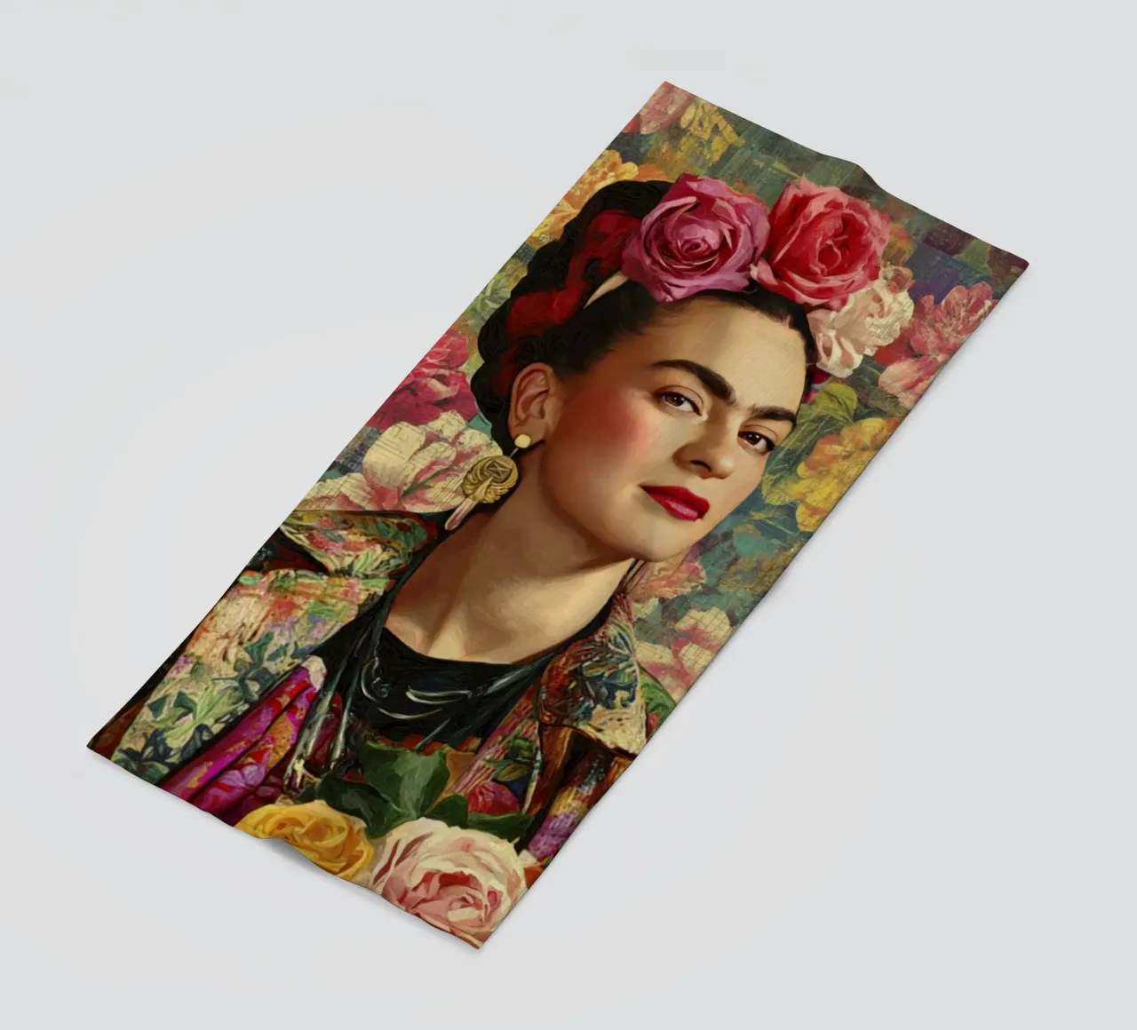 Audace musa bohémien con corona di rose circondata da fiori lussureggianti telo mare da Modern Muse