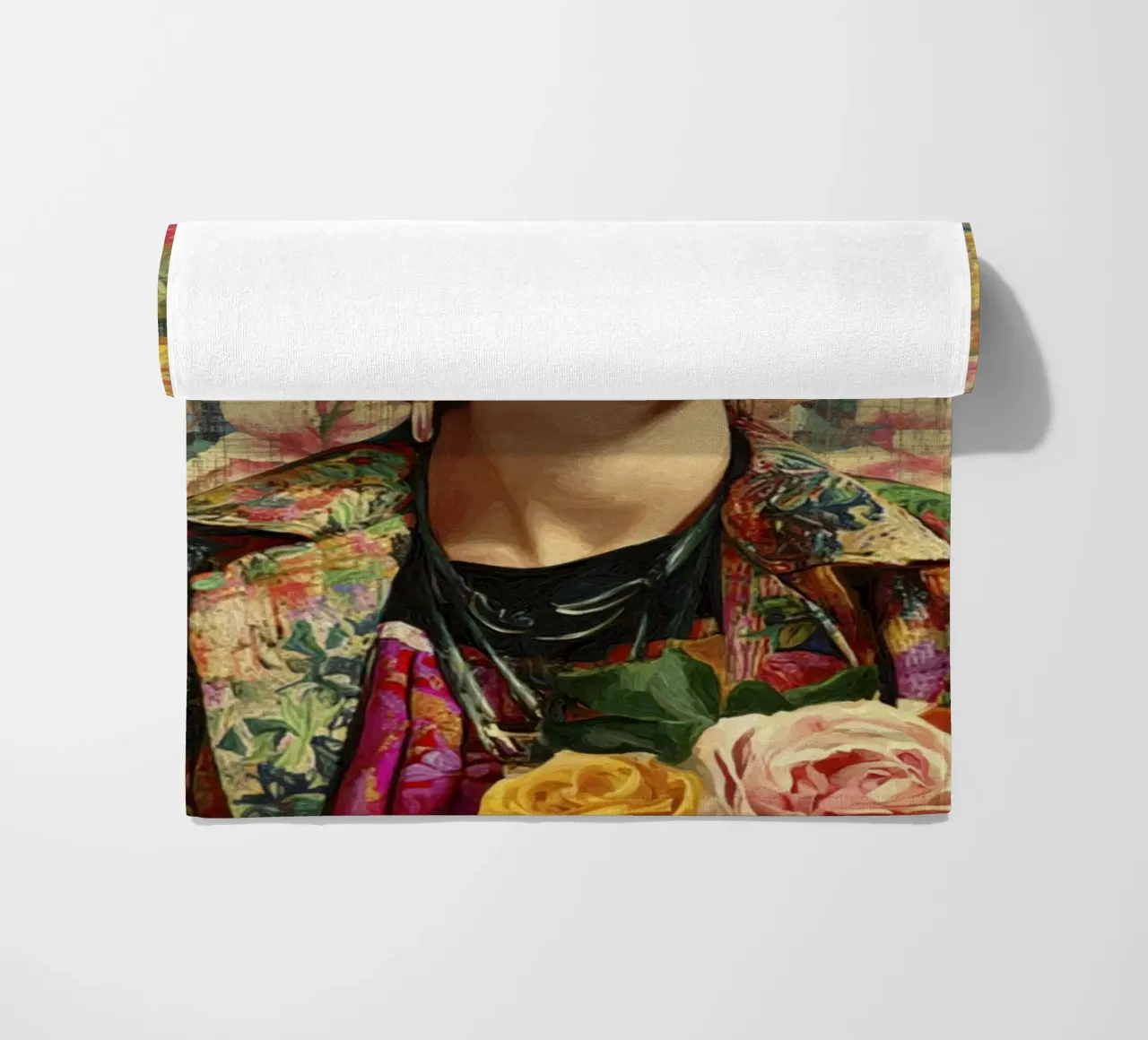 Audace musa bohémien con corona di rose circondata da fiori lussureggianti telo mare da Modern Muse
