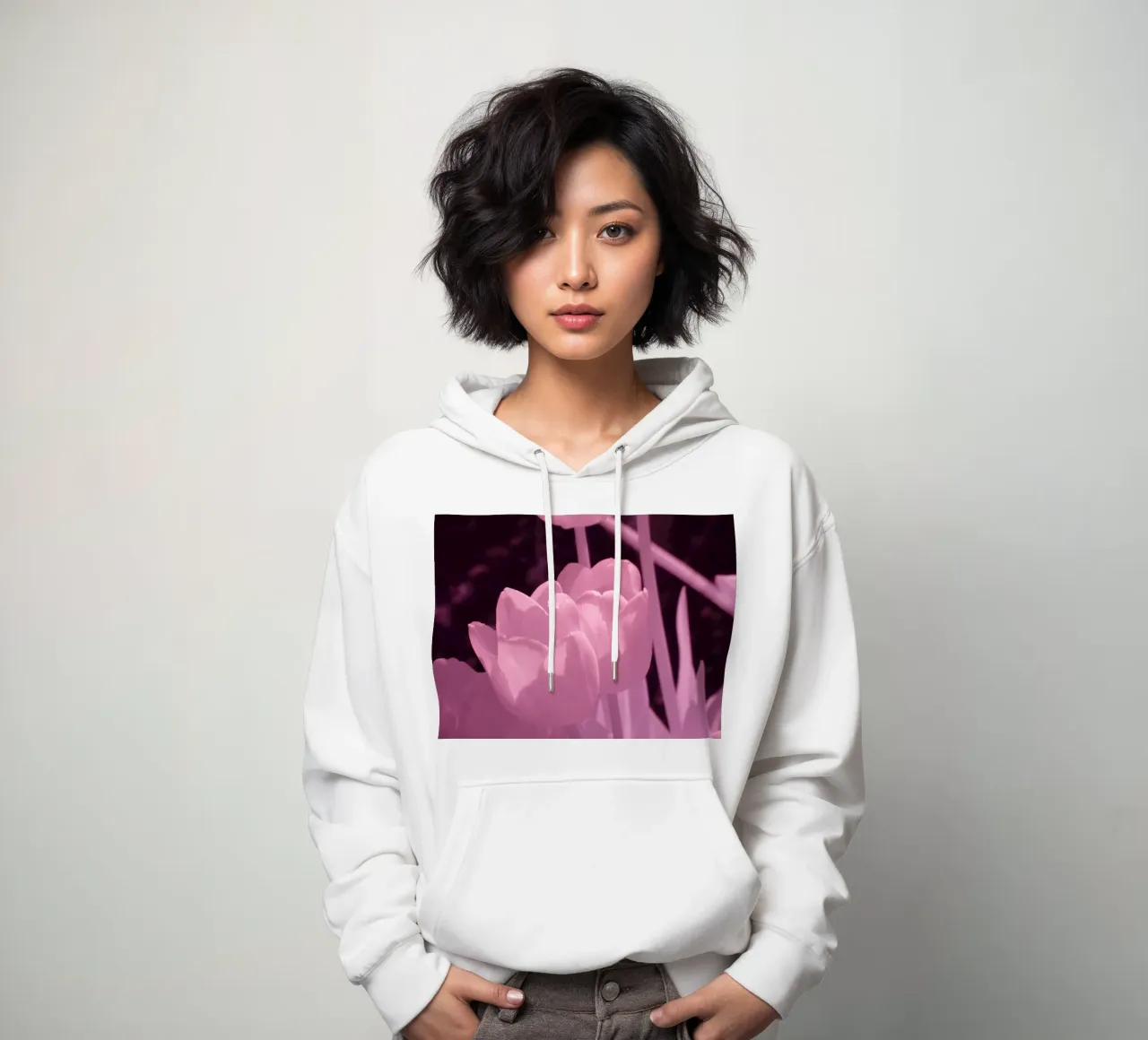 Delicati fiori di tulipano in luce infrarossa felpa con cappuccio da Alexandra Joseph Fotomomente