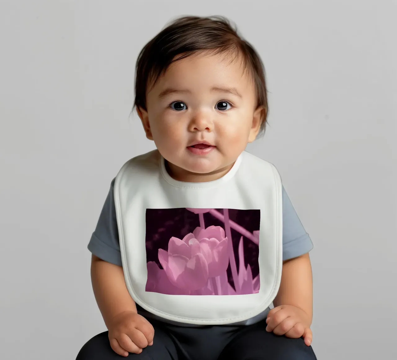 Delicati fiori di tulipano in luce infrarossa bavaglino da Alexandra Joseph Fotomomente