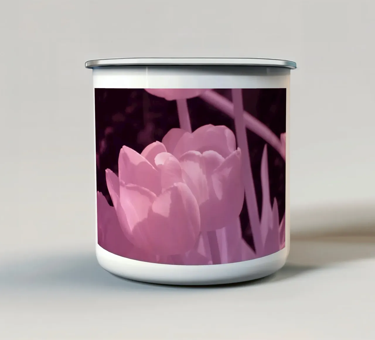 Delicati fiori di tulipano in luce infrarossa tazza in smalto da Alexandra Joseph Fotomomente