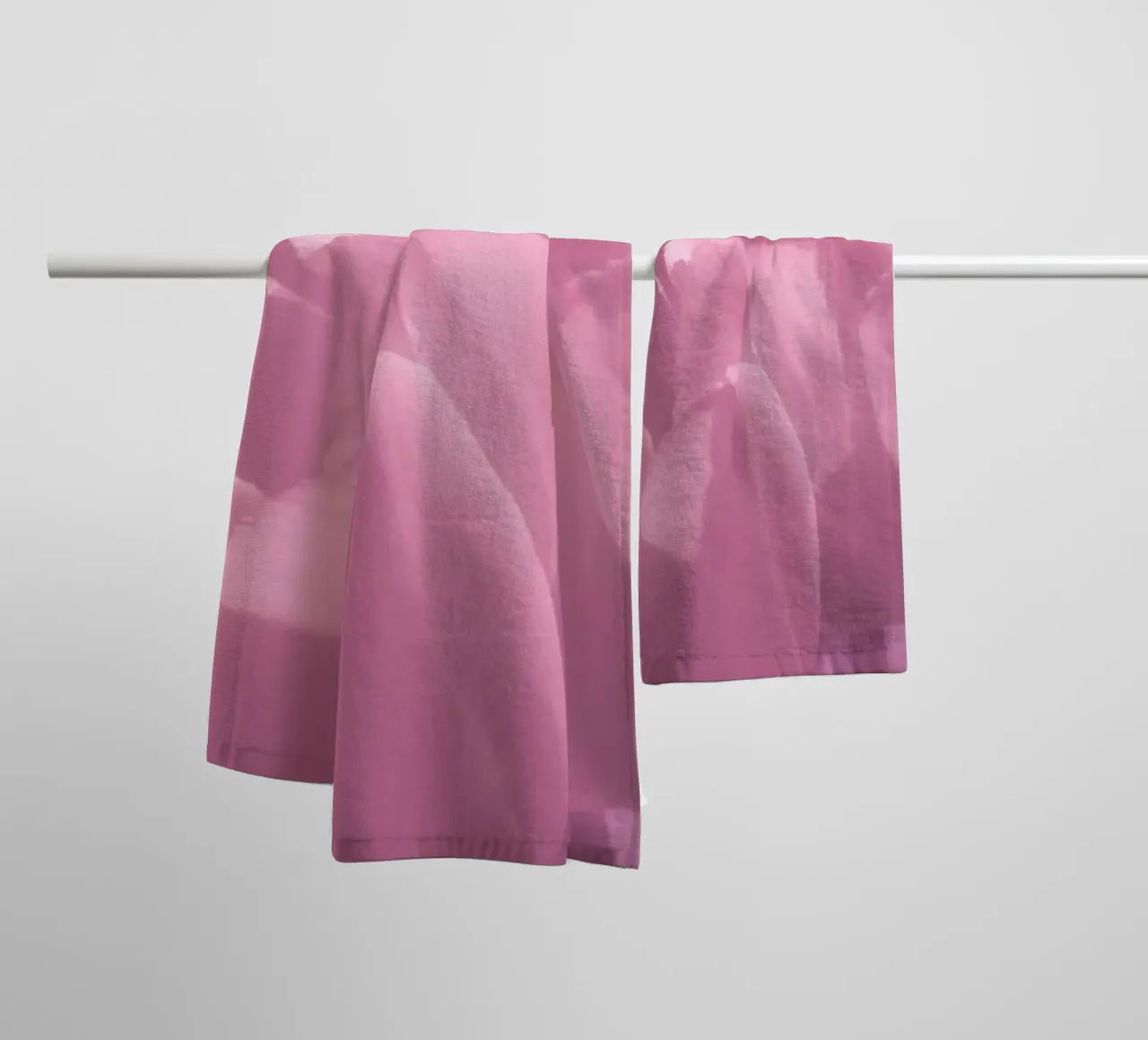 Delicati fiori di tulipano in luce infrarossa asciugamano da bagno da Alexandra Joseph Fotomomente