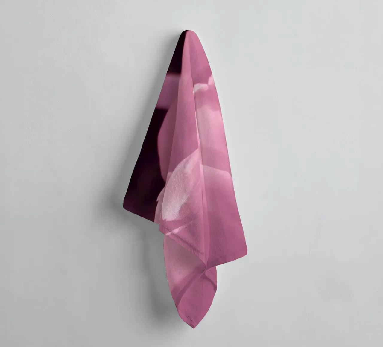 Delicati fiori di tulipano in luce infrarossa asciugamano da bagno da Alexandra Joseph Fotomomente