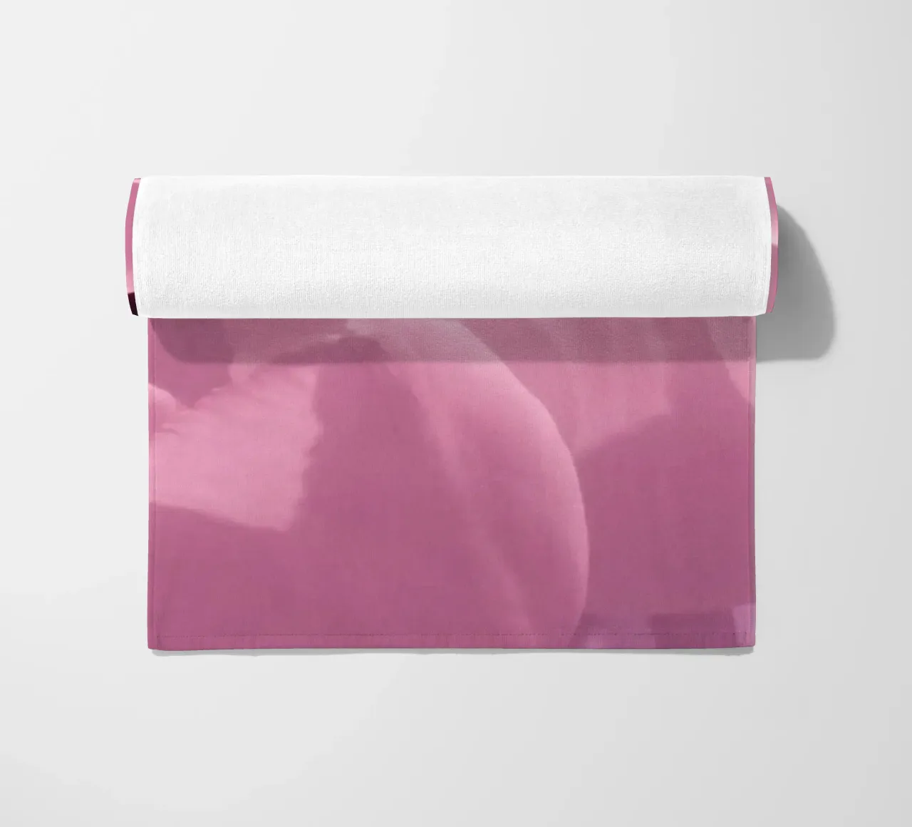 Delicati fiori di tulipano in luce infrarossa telo mare da Alexandra Joseph Fotomomente