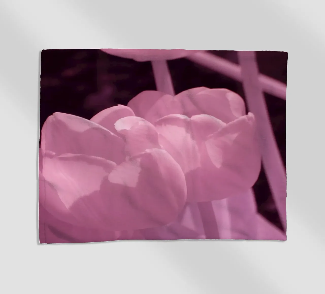 Delicati fiori di tulipano in luce infrarossa telo mare da Alexandra Joseph Fotomomente