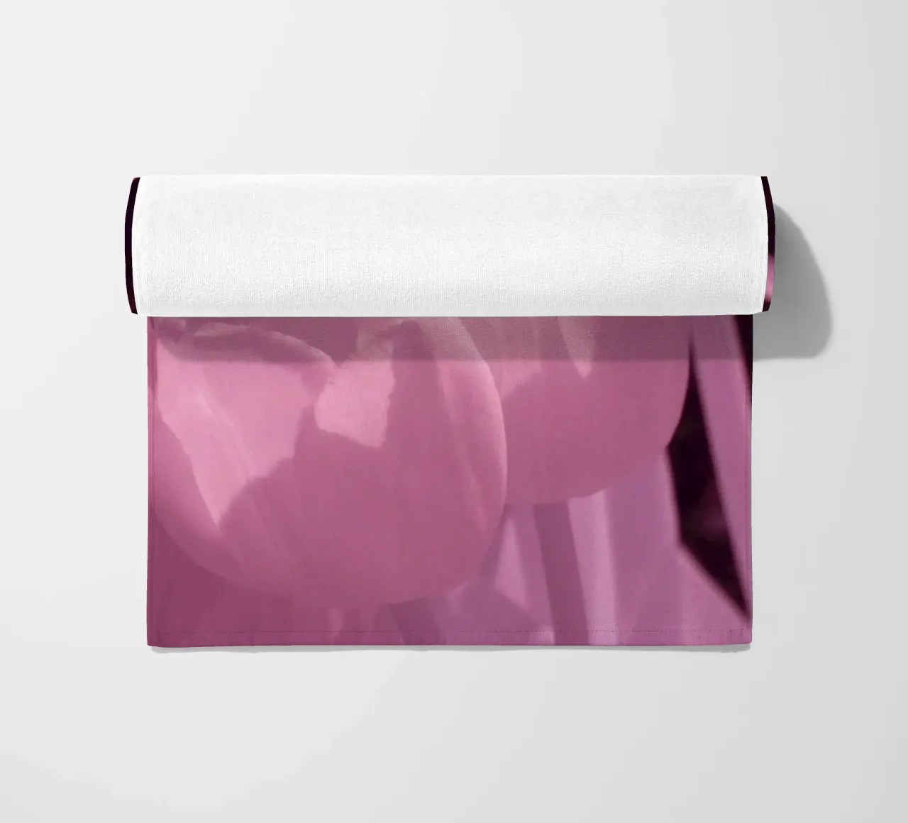 Delicati fiori di tulipano in luce infrarossa telo mare da Alexandra Joseph Fotomomente