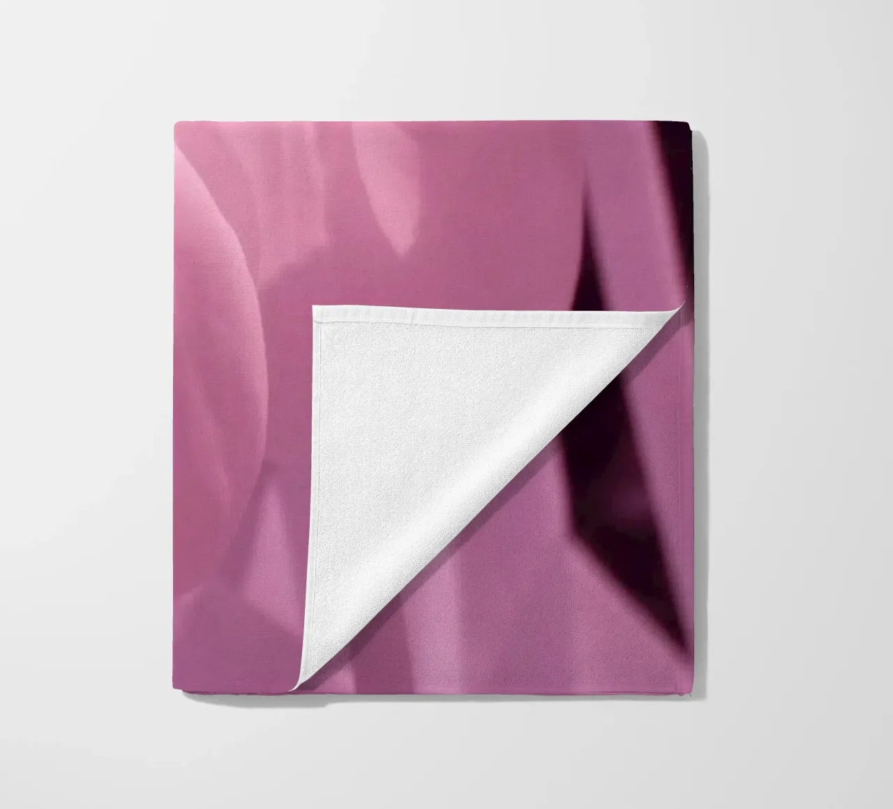 Delicati fiori di tulipano in luce infrarossa telo mare da Alexandra Joseph Fotomomente