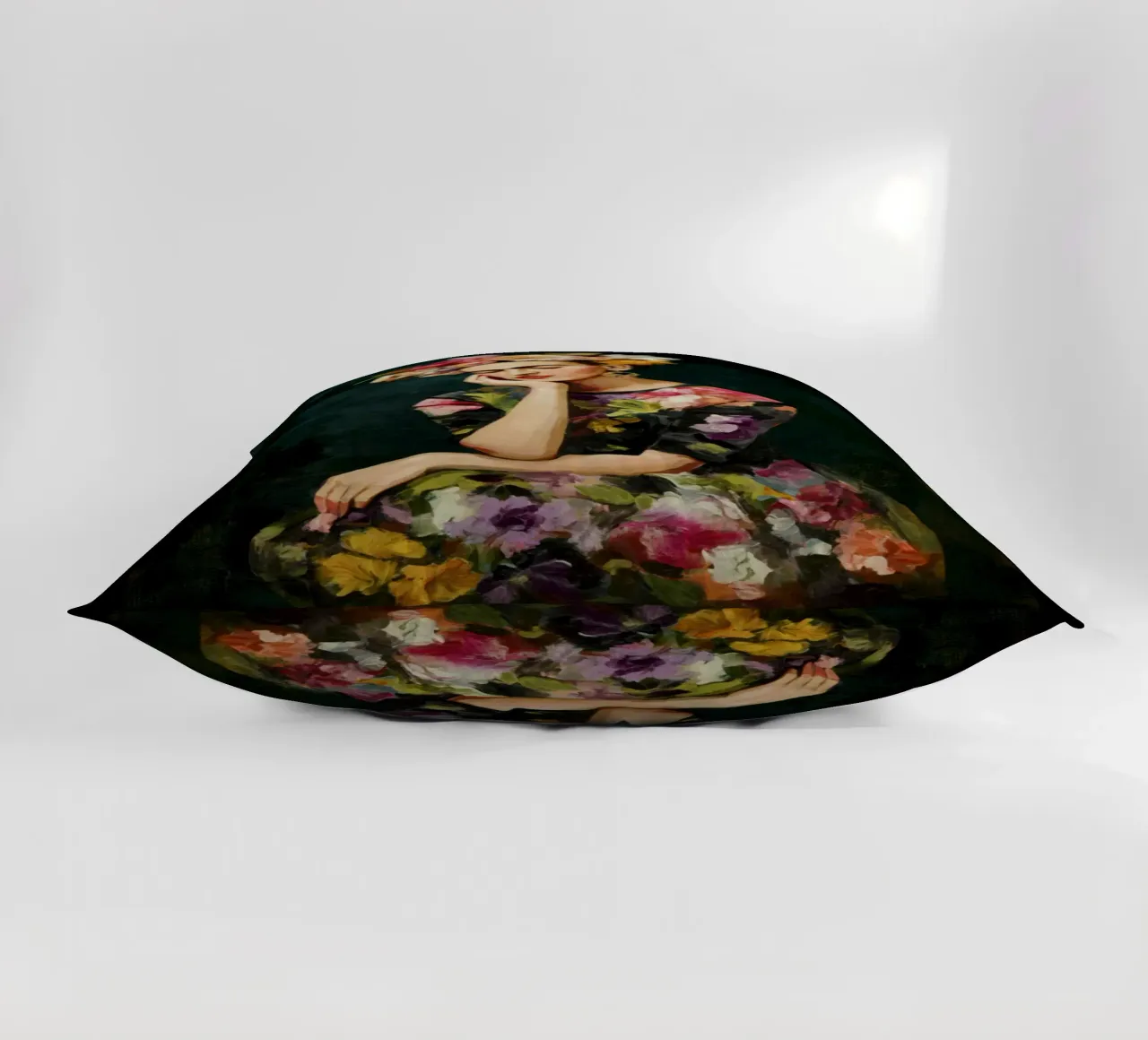 Audace musa messicana con rose e abito a fiori cuscino da Modern Muse