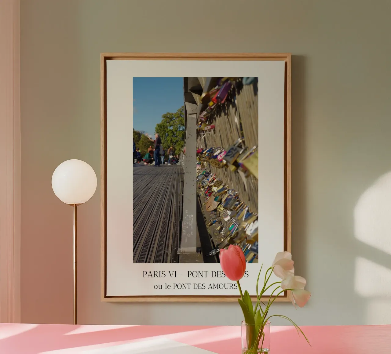 Paris VI - Pont des Arts ou Bridge of Love Leinwand mit Schattenfugenrahmen von fanny-bianca