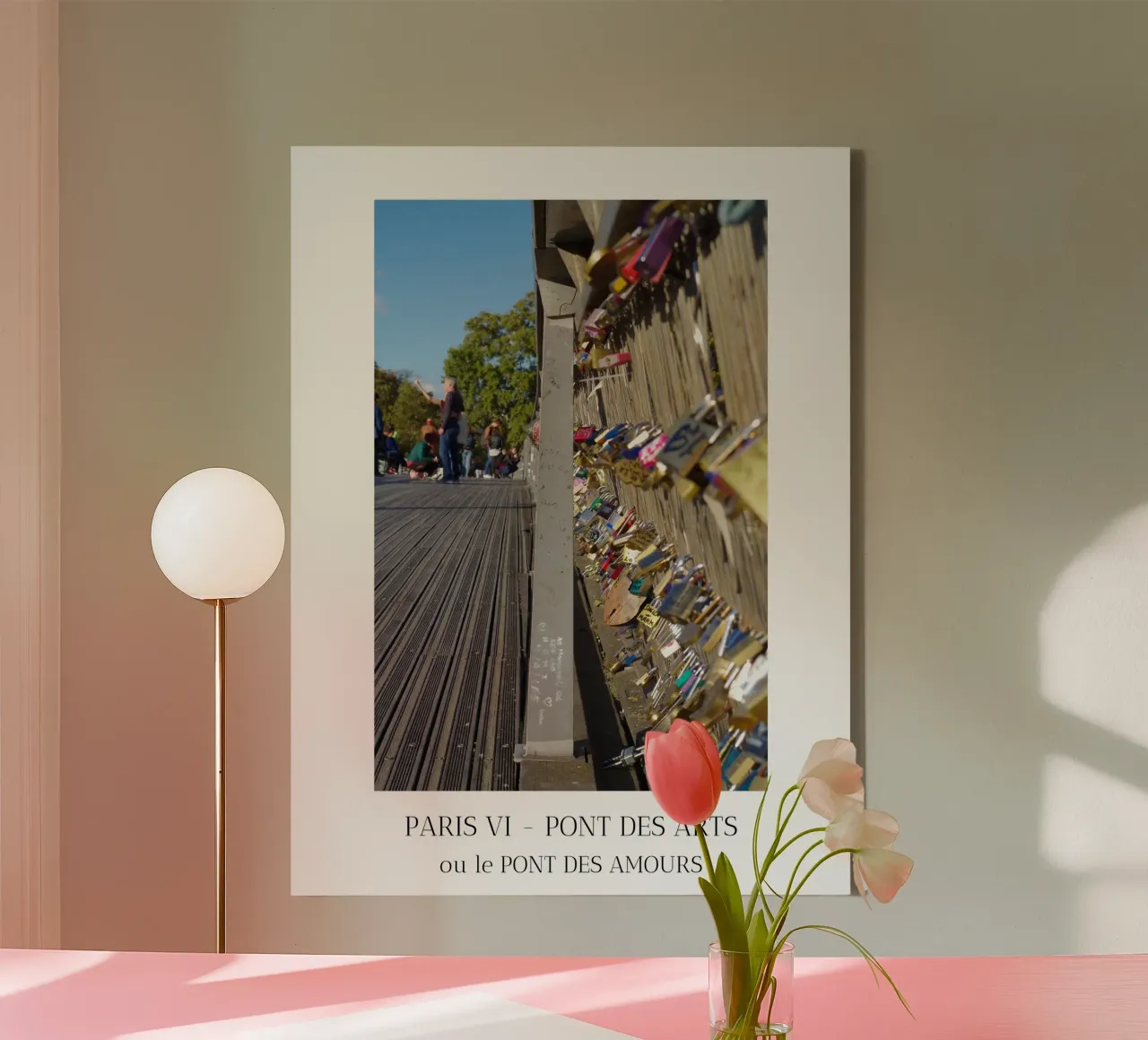 Paris VI - Pont des Arts ou Bridge of Love Leinwand mit Schattenfugenrahmen von fanny-bianca