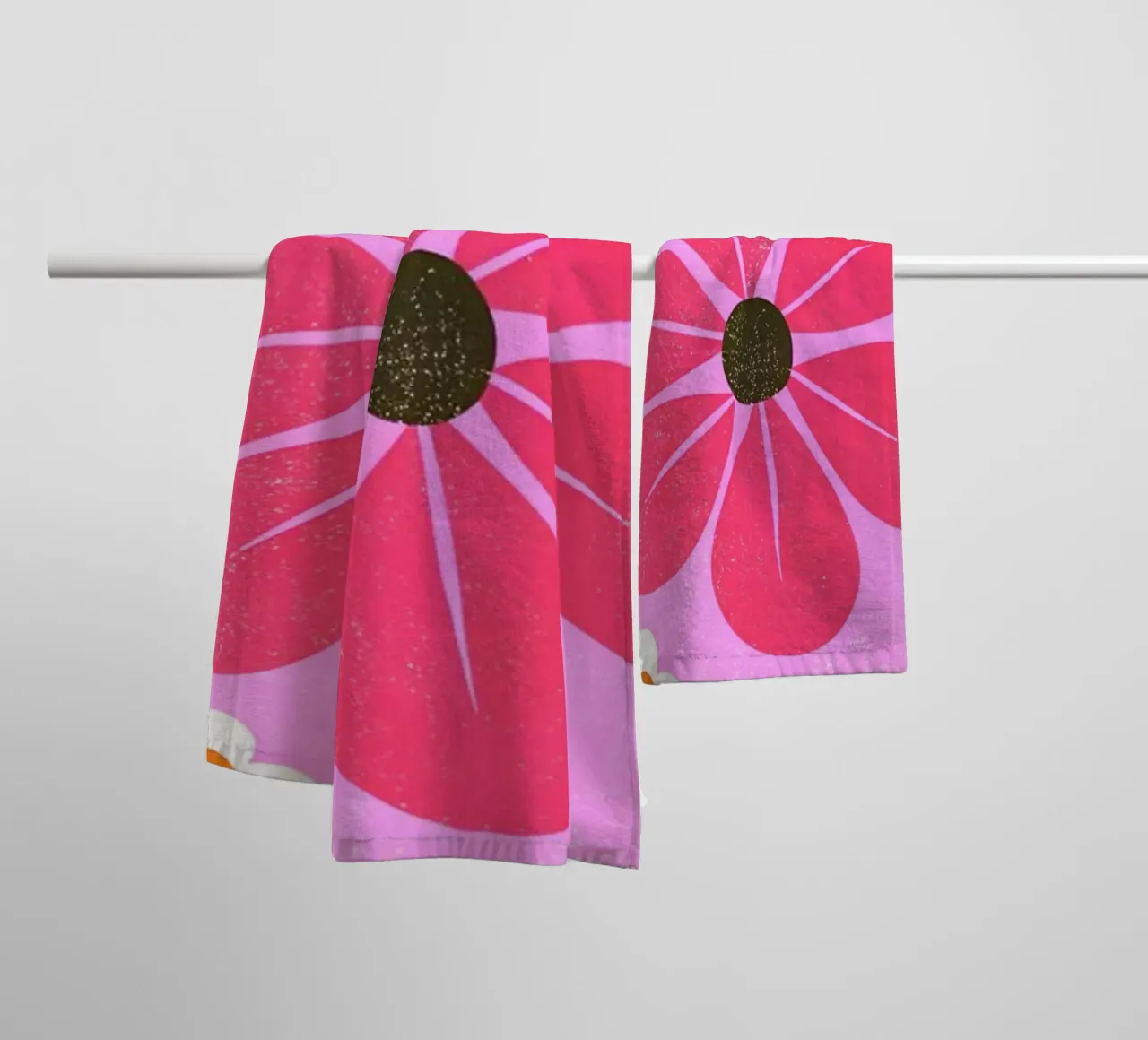 Fiori retrò pop asciugamano da bagno da THE LATEST SHOP