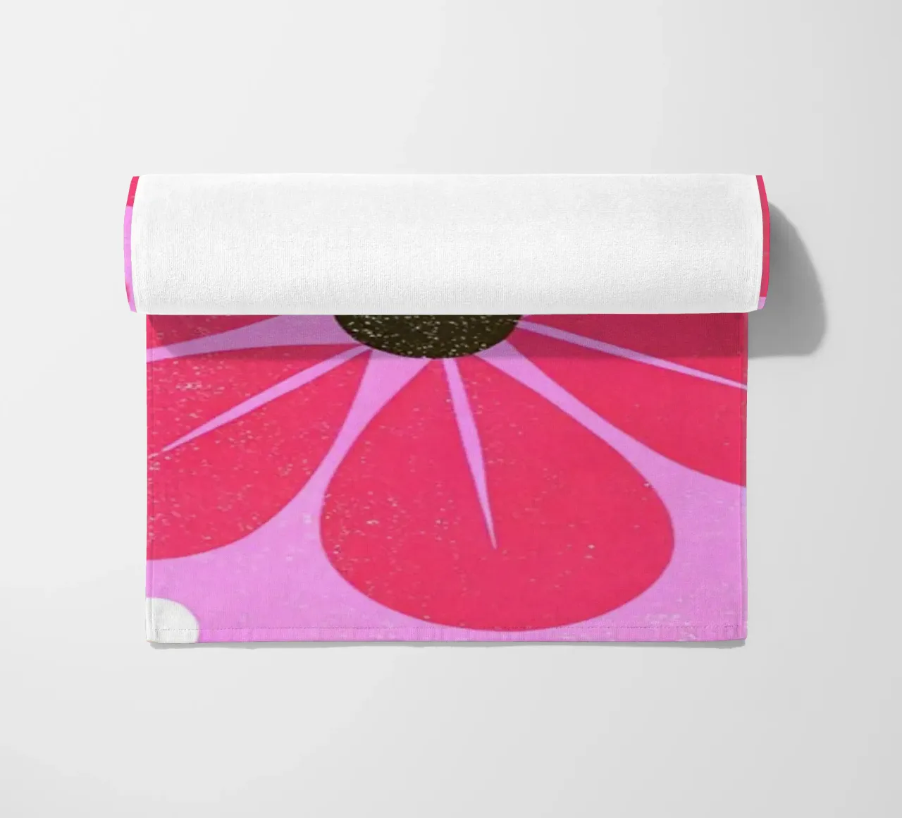 Fiori retrò pop telo mare da THE LATEST SHOP