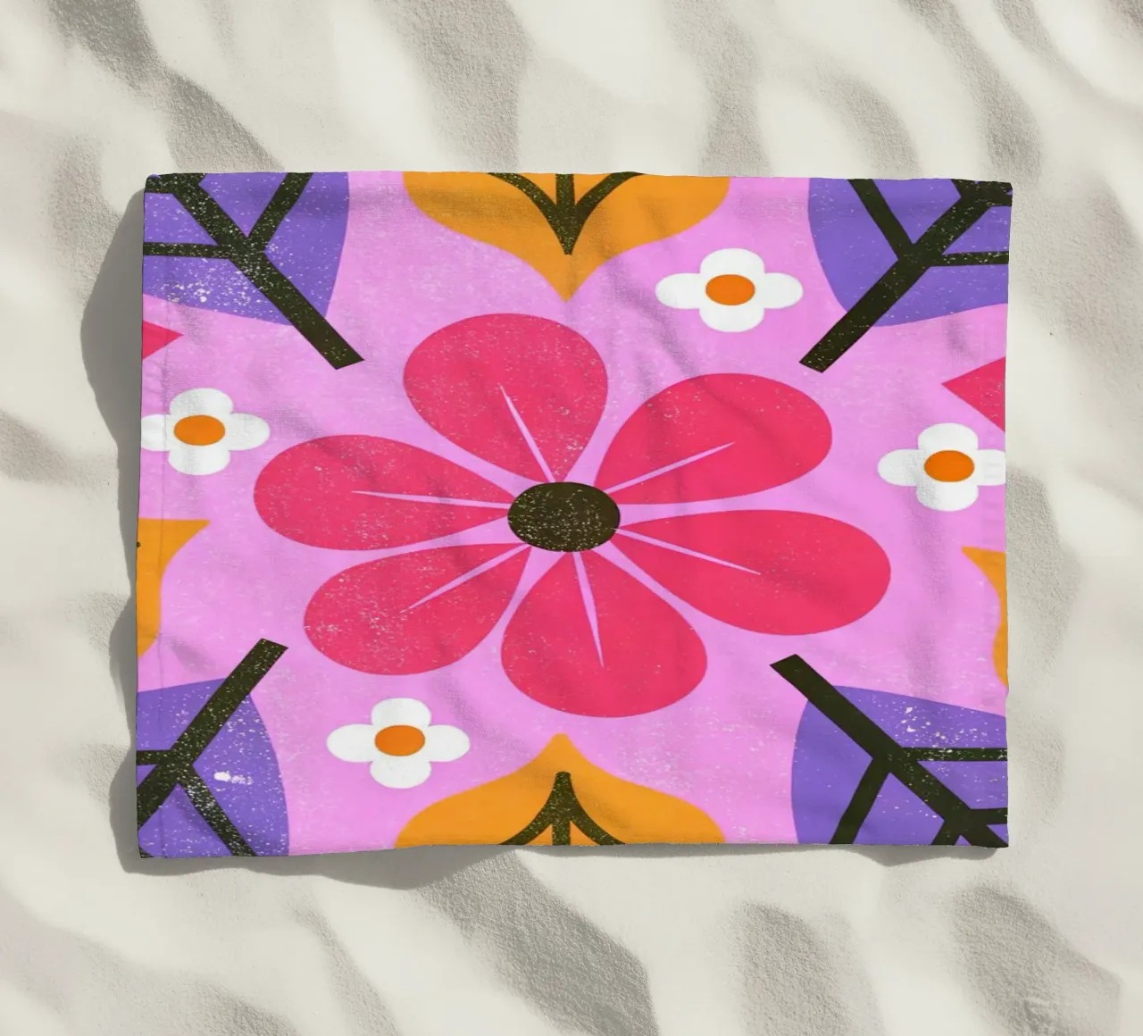 Fiori retrò pop telo mare da THE LATEST SHOP