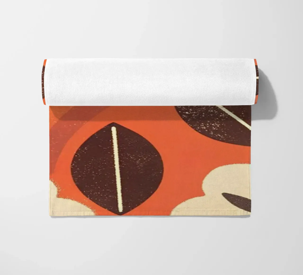 Fiori e foglie retrò pop telo mare da THE LATEST SHOP