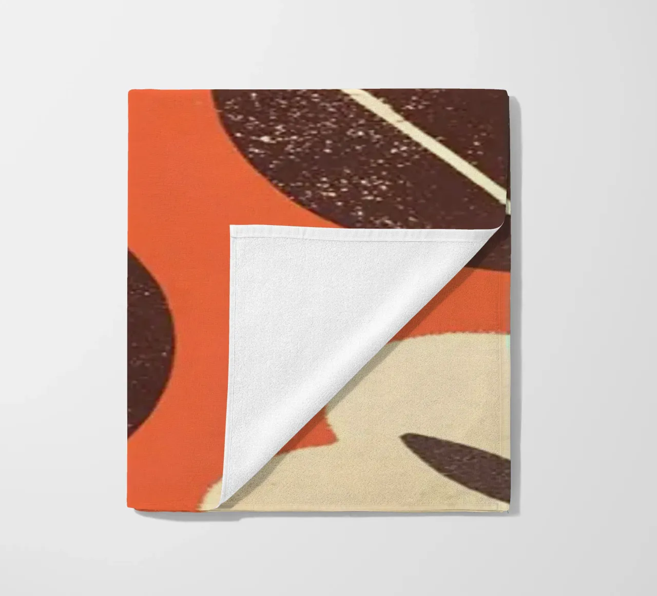 Fiori e foglie retrò pop telo mare da THE LATEST SHOP